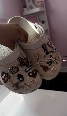 Baddie Croc Charms, Tan Crocs With Charms, White Croc Charm Ideas, Designer Crocs Charms, Croc Inspo Charms, Aesthetic Croc Charms, White Crocs With Charms, Croc Design Ideas