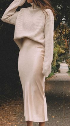 Seattle Summer, Sarah Butler, Mode Turban, Summer Work, Summer Work Outfits, Looks Street Style, Cream Sweater, Office Casual