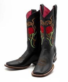 Botas Vaqueras Altas de Cuero para Mujer de Cuero Vacuno de Primera Calidad 


Confeccionadas a mano por Maestros Artesanos

Fina Piel de Cuero Grasso y Volcano Vacuno Original

Color: Negro

Horma: Rodeo Amplia

Bordado con Rosas Rojas



Tacon de 2 1/8" pulgadas de alto

Marca: Quincy Boots

Made in Mexico

ENVIO GRATIS DENTRO DE LOS USA (2 A 6 DIAS HABILES)


Modelo: Q322R6205 Mexican Botas, Goth Cowboy, Black Cowgirl Boots, Square Toe Cowboy Boots, Sweet 15 Dresses, Black Cowboy Boots, Roses Black, Cowgirl Boot, Wild Wild West