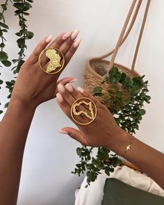 🇫🇷 @abi.creations_ 🇨🇮 Tap to shop #Bestseller; Obsessed with these gorgeous bronze rings and cowry earrings😍 What’s your favorite jewelry to wear?💎 Shop Now!🛒 #throwbackthursday #abicreations #rings #bronzerings #anka #ankamarketplace || #africanwedding || #africanskirt || #africanprints || #waxprint || #africanfabrics || #afrikrea || #africanstyle || #pagneafricain || #dashiki || #ankara || #ankaraclothing || #afro || #afrofashion || #africanfashion ||#blackfashion || #ankarastyles || #an... Diy Earrings Packaging, Brass Jewelry Design, Afro Jewelry, Bronze Rings, Shop Name Ideas, Summer Store, Bronze Ring