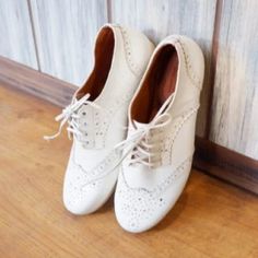 Genuine White Leather Women's Shoes Please Note: Labeled Size Eu 40 But Is Better Suited For A True Size Us 8 To Us 8.5/Eu 38.5. Foot Length: 25cm Material: Cowhide White Lace-up Shoes For Office, White Lace-up Office Shoes, Elegant Low-top Lace-up Shoes With Perforated Toe Box, Casual White Almond Toe Lace-up Shoes, White Oxfords With Leather Sole, Chic Wingtip Lace-up Shoes, Chic White Leather Shoes With Almond Toe, Chic White Almond Toe Leather Shoes, Chic White Leather Shoes With Rubber Sole