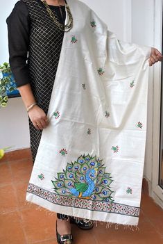 Duptta Design Idea, Hand Embroidery Dupatta Design, Fabric Painting On Dupatta, Dupatta Painting Designs, Painting On Dupatta, Pattachitra Art, Dupatta Painting, Fabric Paint Shirt, Peacock Embroidery Designs