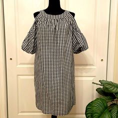 Cute Ny&Co Black & White Checkered Cold Shoulder Dress With Side Pockets. Size S. Nwt Black And White Summer Dress For Day Out, Summer Black And White Dresses For A Day Out, Black And White Dresses For Spring Day Out, Black And White Short Sleeve Summer Dress, Casual Black And White Mini Dress For Spring, Casual Black And White Spring Dress, Black And White Knee-length Midi Dress For Spring, Black And White Knee-length Summer Dresses, Casual Black And White Dress For Spring