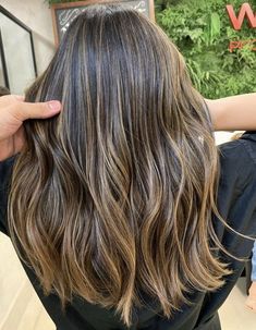 Shoulder Length Hair Chunky Highlights, Partial Bayalage For Dark Brown Hair, Mid Length Hair With Highlights, Mid Length Hair Balayage, Bruslight Hair, Natural Highlights For Dark Brown Hair, Balyage Blonde Mid Length, Highlights Dark Hair, Healthy Blonde Hair