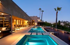 Stunning modern desert style LA home with gorgeous pool & terrace. Land Scaping, Villa Modern, California Architecture, Modern Remodel, Hillside House, Luxury Modern Homes, Hollywood Hills, House Beautiful, Indoor Outdoor Living