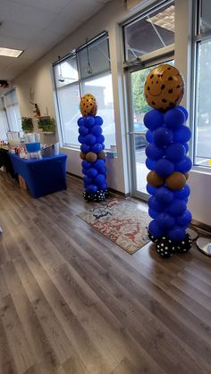 balloons are arranged in the shape of cookie cookies and polka dots, along with other decorations