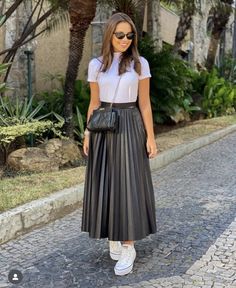 Black Leather Pleated Skirt, Ny Outfits, Stylish Outfits For Women Over 50, Everyday Casual Outfits, Leather Pleated Skirt, Clueless Outfits, Black Pleated Skirt