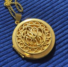 Rare vintage round gold filled locket pendant, features a beautiful, elegant engraved floral pattern 🌸 Store your precious memories in it today✨ Locket: diameter: 4cm In great condition with minimal signs of a vintage (shown as pic) ✅ Antique Yellow Gold Medallion Locket Necklace, Antique Style Yellow Gold Medallion Locket Necklace, Gold Locket Necklace With Vintage Charm And Round Pendant, Elegant Gold Flower Pendant Locket Necklace, Vintage Charm Medallion Necklace Gift, Elegant Gold Round Disc Locket Necklace, Ornate Gold Round Locket Necklace, Elegant Gold Medallion Locket Necklace, Ornate Yellow Gold Medallion Locket Necklace