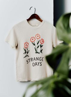 Vintage Cotton T-shirt With Custom Artwork, Vintage Organic Cotton T-shirt For Everyday, Hand Printed Graphic Tee With Short Sleeves, Vintage Hand-printed Short Sleeve T-shirt, Vintage Hand Printed Short Sleeve T-shirt, Vintage Hand Printed Crew Neck Tops, Hand Printed Crew Neck Graphic Tee, Hand Printed Graphic Tee With Crew Neck, Vintage Hand-printed Relaxed Fit Top