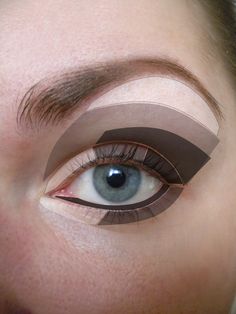 Eye shadow application map, this makes it easy for those who aren't sure how to do a smokey eye or just nice blending of colors. Anastasia Brow Wiz, Eyeliner Tips, Mekap Mata, Apply Eyeshadow, Makeup Tip, Linda Hallberg, Anastasia Brow, Smink Inspiration, Makijaż Smokey Eye