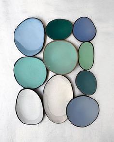 several different colored plates arranged on top of each other in the shape of a circle