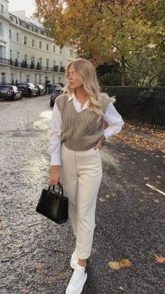 Outfit Pantalon Beige Mujer, Conservative Outfits, Business Professional Outfits, Simple Fall Outfits, Outfit Jeans, Mode Casual, Looks Street Style, Casual Work Outfits