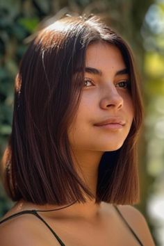 Short To Medium Straight Haircuts, Shoulder Hair Straight, Women Haircut For Straight Hair, Short Hair Same Length All Over, Summer Haircuts Straight Hair, Straight Lob Round Face, Long Bob One Length, Straight Haircut Short Hair, Short Hair Cuts Straight Cut