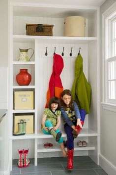 Zo richt je een kleine inkomhal optimaal in Small Mudroom, Front Closet, Entry Closet, Mudroom Laundry Room, Bench Ideas, Casa Vintage, Kid Closet, Boot Room, Laundry Mud Room