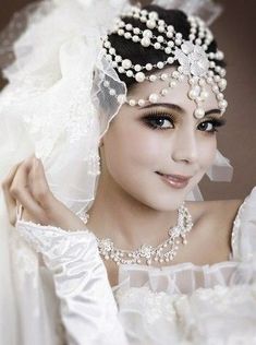 National Dress, Beauty Women, Bridal Party, Crown Jewelry, Wedding Dresses, Disney Princess, Dresses, Beauty