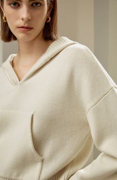 This cropped drop-shoulder sleeve hoodie is made of 70% wool and 30% cashmere and has a loose fit. It features ribbed cuffs and edges, and a classic kangaroo pocket. Pair it with structured jeans, wide-leg wool pants or skirts, or knitted cashmere pants. 70% Wool+30% Cashmere Dropped Shoulder Sleeves#Kangaroo pocket Loose Fit Ribbed Cuffs and Hems Silk Pajamas Women, Camisole Set, Cashmere Pants, Silk Knit, Oversize Fashion, Wool Pants, Designer Clothes For Men, Modern Outfits, Colorful Hoodies