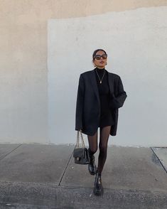 Moda Grunge, Lauren Johnson, Winter Mode Outfits, Walking Down The Street, Tutorial Hijab, Streetwear Mode, Fashion Blogger Style, Looks Black