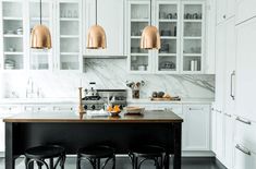 25 Classic Kitchen Ideas That Never Go Out of Style Close Kitchen, Transitional Kitchen Ideas, Green Kitchen Walls, White Shaker Kitchen Cabinets, White Shaker Kitchen, Kitchen Favorites, Black Kitchen Island, Shaker Kitchen Cabinets, Kitchen Remodeling Ideas