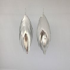 Metallic silver leather feather earrings mirror feather earrings with metallic leather earrings ligh Elegant Silver Feather Earrings, Feather Earrings Diy, Leather Feather Earrings, Leather Jewellery, Feather Jewelry, Jewelry Design Earrings, Jewelry Lookbook, Earring Hooks, Etsy Earrings Dangle