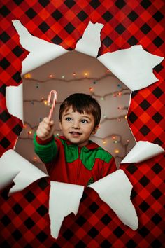 Christmas Self Portrait Photography, Wrapping Paper Pictures, Fun Christmas Pictures For Kids, Easy Diy Christmas Pictures, Kids Christmas Pictures At Home, Family Christmas Light Pictures, Take Your Own Christmas Card Photo, X Mas Photoshoot Ideas, Child Christmas Photoshoot