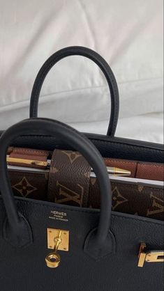 Inside Hermes Birkin Bag, Luxury Bags Aesthetic, Birkin Aesthetic, Estilo Blair Waldorf, Estilo Kylie Jenner, Rich Girl Aesthetic, Life Vision Board, Luxury Lifestyle Dreams, Classy Aesthetic