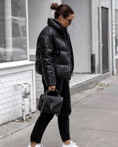 Black Puffer Coat Outfit, Outfits With Puffer Jackets, Black Puffer Outfit, Puffer Jacket Outfit Ideas, Black Puffer Jacket Outfit, Puffer Coat Outfit, Best Puffer Jacket, Jacket Outfit Ideas, Puffer Outfit