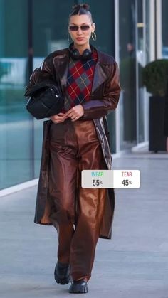 Brown Leather Pants Outfit, Trench Outfit, November Outfits, Burgundy Leather Jacket, Trendy Outfit Inspo, Brown Leather Pants, Brown Leather Coat