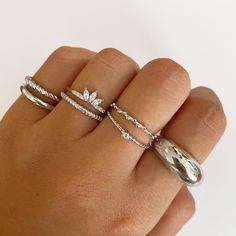 anillos - Dosaes Diy Bracelet Designs, Silver Ring Set, Jewelry Accessories Ideas, Rings Jewelry Fashion, Classy Jewelry, Jewelry Lookbook, Stacked Jewelry, Pretty Bracelets