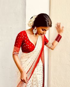 Onam Saree Looks, Kerala Saree Blouse, Onam Outfits, Kerala Saree Blouse Designs, Onam Saree, Bright Colored Outfits, Drape Sarees, Sarees For Girls, Simple Lehenga