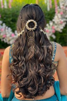 A Mehendi look can fall into the 'attention-worthy' category only when all these elements are well thought out - outfit, makeup, and hair. And with everything about experimentation, why to forget about the unique hairstyles that you can explore! To make it a smooth ride, we came up with a list of on-fleek half-updo hairstyles for our brides-to-be. Have a look & give it a shot. Hair Style On Saree, Engagement Hairstyles, Bridal Hairdo, Bridal Hair Buns, Open Hairstyles, Long Hair Wedding Styles, Indian Bridal Hairstyles, Front Hair Styles, Hair Up Styles