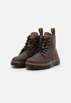 Dr. Martens THURSTON CHUKKA UNISEX - Ankle boots - dark brown Dr Martens Thurston Chukka, Brown Chelsea Boots Outfit Mens, Brown Chelsea Boots Outfit, Dr Martens Boots Men, Brown Doc Martens, Winter Shoes Men, Men Winter Shoes, Chelsea Boots Outfit