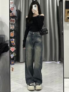 Stil: Casual/Street/Vintage/Hip Hop/PreppyMaterial: CottonPassform: Regular FitBundhöhe: MittelhochBeinform: Leicht ausgestellt Authentischer Vintage-Waschung: Diese Jeans sind mit einer vintage-inspirierten Waschung versehen, die ihnen eine perfekt eingetragene Optik verleiht. Die subtilen Verblassungen und distressed Details fügen Charakter hinzu und machen diese Jeans zu einem zeitlosen Klassiker in jeder Garderobe. Komfortabler Hochwertiger Denim: Hergestellt aus hochwertigem Denim, bieten diese Jeans sowohl Haltbarkeit als auch Komfort. Der Stoff hat genau die richtige Menge an Stretch, um Bewegungsfreiheit zu gewährleisten, während er dennoch seine Form bewahrt, selbst nach häufigem Tragen. Faded Blue Jeans, Cute Outfits Flare Jeans, Flared Jeans Outfits, Flared Jeans Outfit Y2k, Outfits With Flare Jeans, Faded Jeans Outfit, Outfit With Flare Jeans, How To Style Baggy Jeans, Outfits With Flares