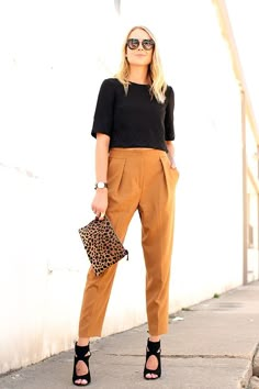 mustard and black Mustard Pants, October Fashion, Style Casual Chic, Fashion Jackson, Outfit Trends, Trouser Style, Work Attire, Office Fashion, Work Fashion