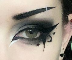 Goth Cat Makeup, Smoky Goth Makeup, Skeleton Goth Makeup, Easy Witchy Makeup Looks, Witchy Goth Makeup, Witch Cosplay Makeup, Soft Goth Eye Makeup, Goth Anime Makeup, Goth Eyeliner For Hooded Eyes