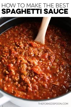 how to make the best spaghetti sauce in a pot with text overlay that reads, how to make the best spaghetti sauce