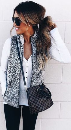 Take a look at these athleisure outfits for everyday wear! Vest Outfit Women, Fashion 2016, Legging Outfits, Winter Outerwear, Athleisure Outfits, Vest Outfits, Fleece Vest, Ladies Dress Design