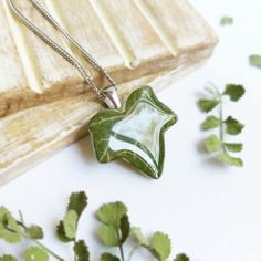 This ivy leaf necklace is part of my ivy jewelry collection and botanical jewelry creations. A real leaf necklace that will suit your personal style. Woodland jewelry and forest necklaces are something very elegant and spiritual. So you won't be disappointed at all by this unique jewel made for you. 🌱 It is truly a very special gift for any occasion! 🌿🌿 I wish you could always wear this little piece of nature close to your heart...💙 About the IVY LEAF Hedera, commonly ivy, is a perennial pla Ivy Jewelry, Botanical Resin, Plant Necklace, Organic Necklace, Ivy Plant, Eco Friendly Necklace, Poppy Necklace, Forest Necklace, Sea Earrings