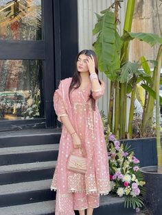 Farewell Kurta For Women, Wedding Kurta Set For Women, Traditional One Piece Dress, Wedding Kurtis For Women, Suit Sets Women Indian, Poses For Indian Outfit, Partywear Suits Designs, Traditional Suits For Women Indian, Trendy Traditional Outfits