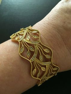 "18K YELLOW GOLD \"F-G\" COLOR - 6.77 CARAT \"VS\" DIAMOND HIGH-END COUTURE DESIGN DIAMOND SCALLOPED BANGLE BRACELET!! PERFECTLY HAND-MADE AND ONE-OF-A-KIND. THIS BRACELET IS SOOOO AMAZING - YOU'RE GONNA LOVE IT THIS SCALLOPED BEAUTY IS A FULL 1 1/4 INCH WIDEREALLY A SHOW-STOPPER!! I ABSOLUTELY ADORE THIS BRACELETIT IS A KEEPER BRACELET METAL: SOLID YELLOW GOLD DIAMONDS: 6.77 CARATS (WOW DIAMOND QUALITY: \"F-G\" COLOR - \"VS\" CLARITY LENGTH: COMFORTABLY FITS A 7 \" WRIST THIS BRACELET IS VERY C Exquisite Gold Diamond Bracelet With Accents, Exquisite Gold Diamond Bracelet Hand Set, Exquisite Gold Diamond Bracelet With Hand Set, Luxury Gold Cuff Bracelet With Diamond Accents, Exquisite Gold Bracelets With Diamond Accents, Gold Cuff Bracelet With Diamond Accents For Wedding, Luxury Yellow Jewelry With Intricate Design, Gold Cuff Bracelet With Diamond Accents For Anniversary, Elegant Yellow Bracelet With Intricate Design