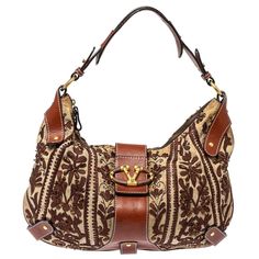 This eye-catching hobo from Valentino is crafted from embroidered canvas and leather. It features the brand's V logo detailed on the front, a single shoulder handle, and gold-tone hardware. The spacious interior can carry all your daily necessities. Embroidered Shoulder Bag, V Logo, Leather Clutch Purse, Embroidered Canvas, Embroidered Leather, Daily Necessities, Vintage Purses, Vintage Purse, Valentino Bags