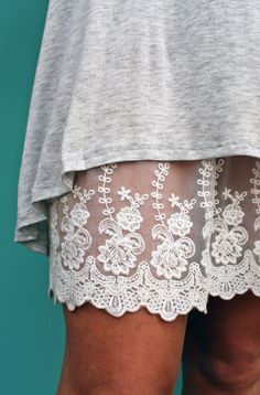 Lace edge to increase length Ethno Style, Peek A Boo, Look Fashion, Diy Clothes, Spring Summer Fashion, Dress To Impress, Lace Trim, Blue Jeans, Style Me