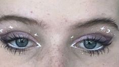 Celestial Eyeliner, Moon Makeup Aesthetic, Hippie Eyeliner, Moon Makeup Look, Artsy Eyeliner, Spiritual Makeup, Fairy Eyeliner, Star Eye Makeup, Lilac Eye Makeup