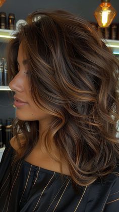 Dark Brown Hair With Chocolate Highlight, Subtle Hair Highlights, Golden Brown Highlights, Rambut Brunette, Haircuts For Medium Length Hair, Brunette Hair With Highlights, Hoco Hairstyles, Caramel Highlights, Dull Hair