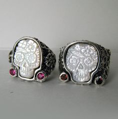 Beautiful skulls Sugar Skull Ring, Skull Wedding Ring, Ring Day, Skull Wedding, Skull Jewelry, Skull And Bones, Skull Ring, Day Of The Dead, The Dead