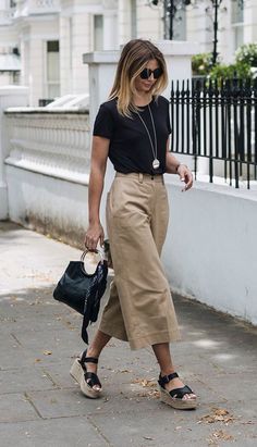 Capsule Clothing, How To Wear Culottes, Culottes Outfit, Stil Boho, Business Outfits Women, Tan Pants, K Fashion, Summer Work Outfits, Mode Casual