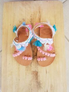 Check out this item in my Etsy shop https://www.etsy.com/listing/620783582/greek-sandals-for-kids-leather-sandals Cadeau Baby Shower, Summer Flats, Girls Handmade, Blue Baby Shower, Greek Sandals, Girls Sandals, Palm Beach Sandals, Blue Baby, Boho Stil