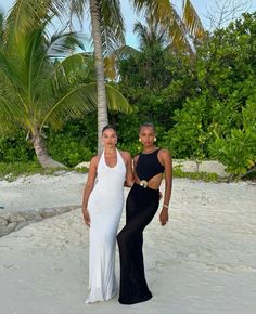 Jasmine Tookes Instagram, Jasmin Tookes, Island Vacation Outfits, Tropical Photo, Vacation Photo Ideas, Summer Instagram Pictures, Beach Photo Ideas, Matching Outfits Best Friend, Runway Gowns