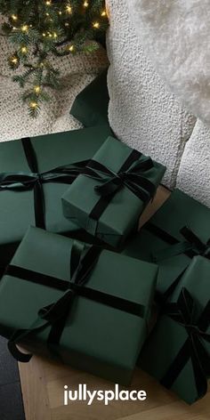 Christmas Wrapping Paper Kardashian Christmas Wrapping Paper, Minimal Christmas Gift Wrapping, Black And Green Christmas Wrapping, Monochrome Gift Wrapping, Green Christmas Present Wrapping, Monochrome Christmas Wrapping, Green Gift Wrapping Ideas, Green Christmas Gift Wrap, Moody Christmas Wrapping