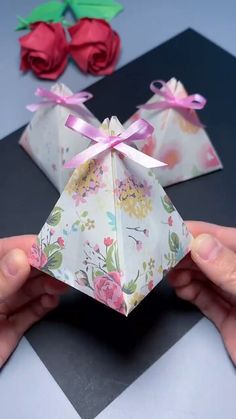 Insanely Adorable Gift Bag Crafts To Make With Kids - craft for adults Gift Bag Crafts, Bag Crafts For Kids, Homemade Gift Boxes, Box Origami, Wrapping Techniques, Origami Wedding, Gift Wrapping Techniques, Gifts Wrapping