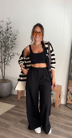 Tapered Black Pants Outfit, Black Flowy Pants Outfit, White Striped Shirt Outfit, Flowy Pants Outfit, Outfits With Striped Shirts, Black Pants Outfit, White Stripes Shirt, Flowy Pants, Set Outfit